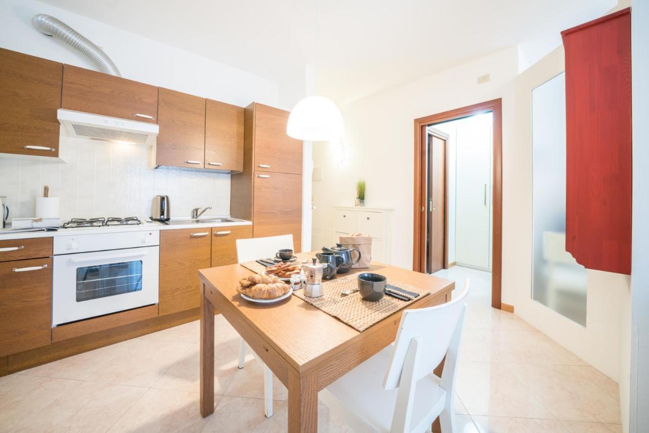 Gardappartamenti Garibaldi City Centre Дезенцано-дель-Гарда Экстерьер фото