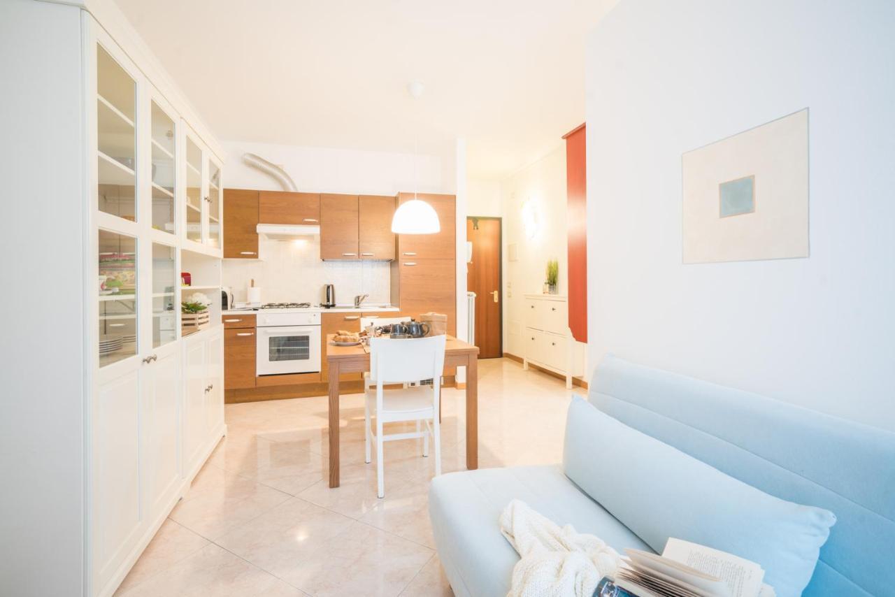Gardappartamenti Garibaldi City Centre Дезенцано-дель-Гарда Экстерьер фото